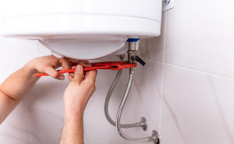 【男子在妻子洗澡时将其电死 法院：出于为两名无辜孩子考量 从轻处罚】中国裁判文书