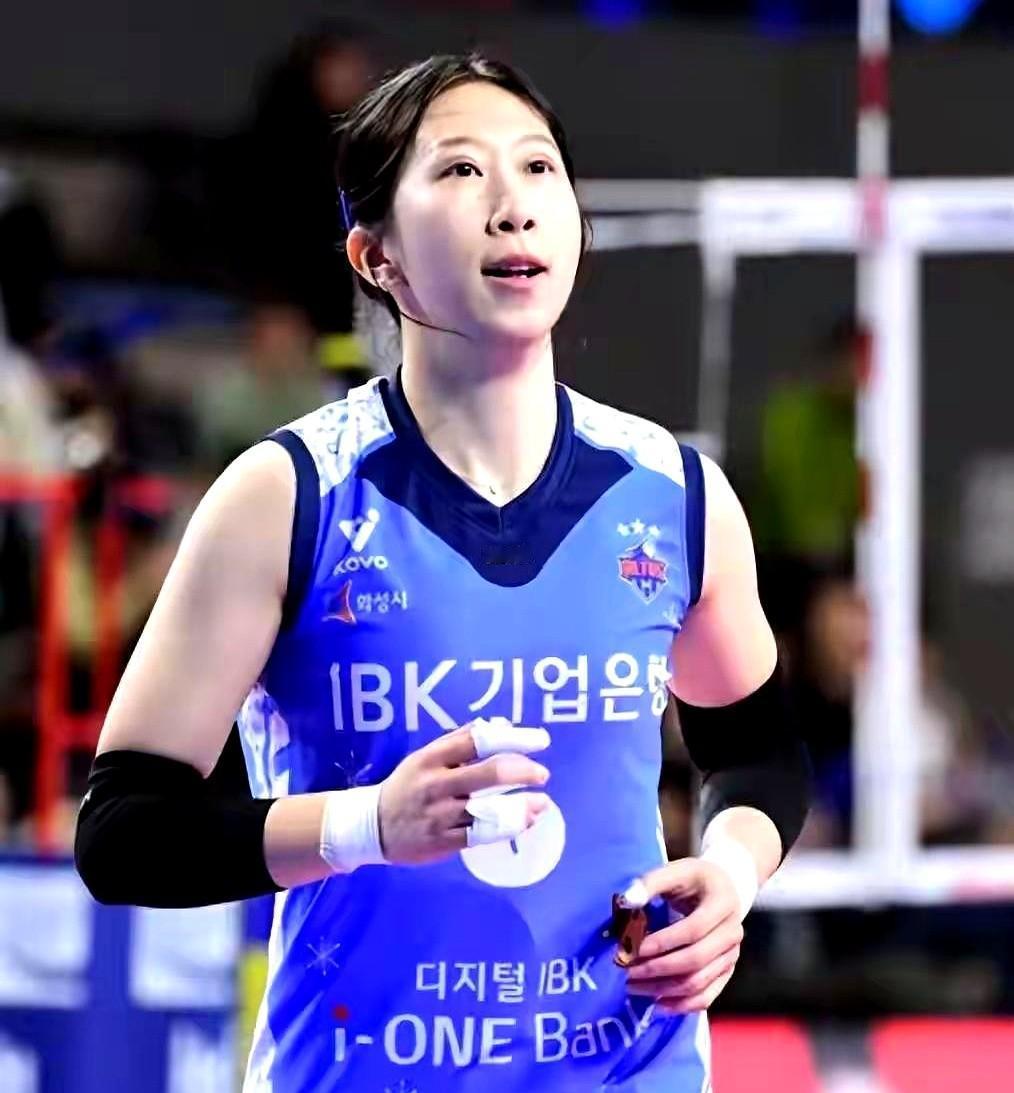 陈馨彤，30岁，身高178cm，二传。

她这次未留天津女排，球迷抱不平，有人称