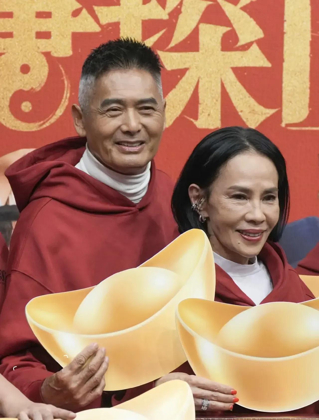 周润发老了，他的妻子也老了，跟普通的老人没有什么区别了。他们无儿无女，他们曾经那
