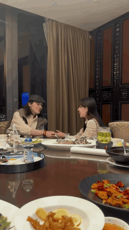 向佐这家伙，最近似乎被林诗雅迷得神魂颠倒，整个人都快要被她给“吸”进去了。每次看