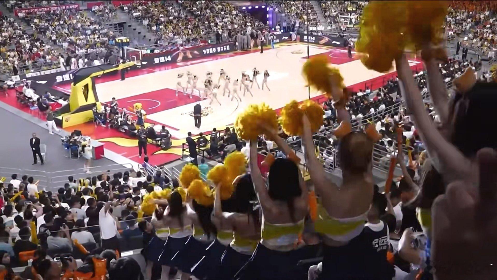 啦啦队在看台上跳舞，搁北京赛区，想都别想广东男篮vs福建男篮