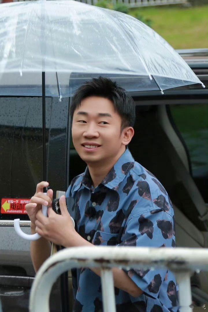 杨迪选餐厅只看差评 马上就要五一假期了，大家如果出门旅行选择餐厅吃饭的话，会先看