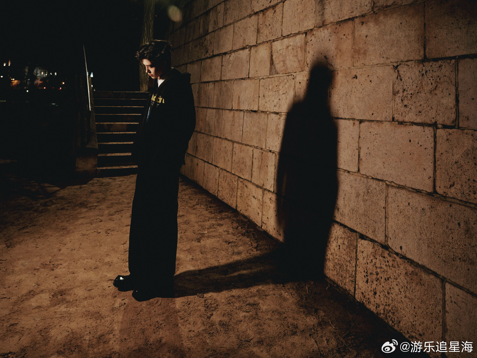 陈飞宇巴黎世家全球首穿hello时装周 哇塞！陈飞宇身穿巴黎世家全球首穿服饰亮相