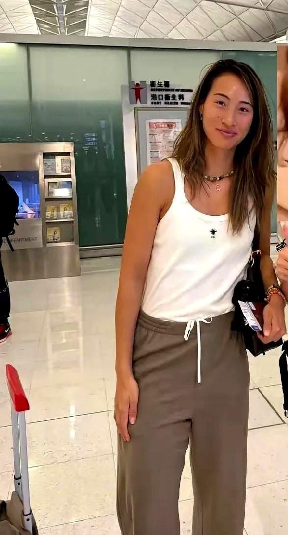 郑钦文不打比赛却忙。最近行程满到藏都藏不住：刚在上海跑完代言，转眼就飞香港，粉丝