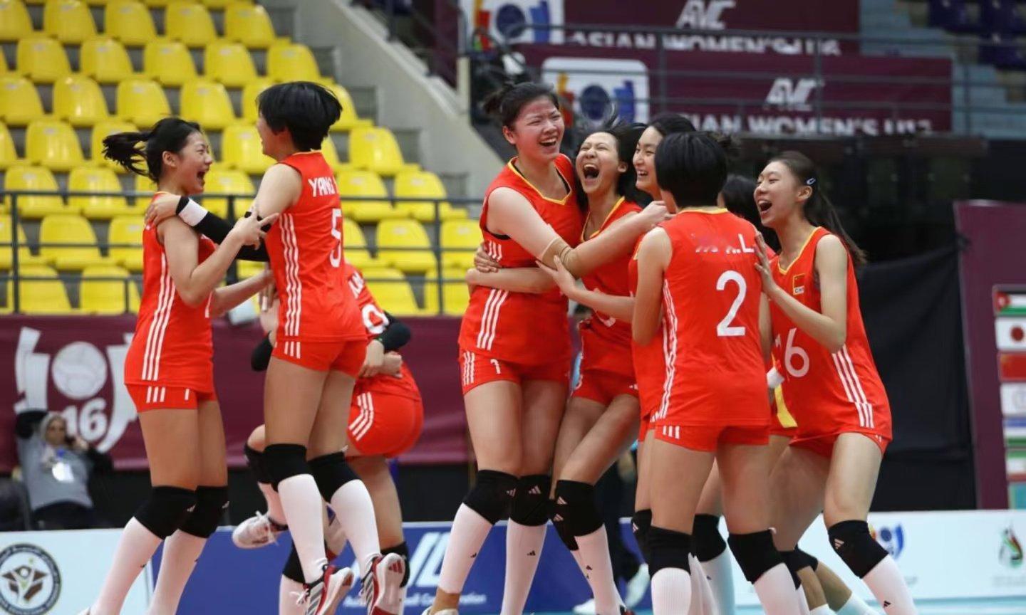 U17女排世锦赛四分之一决赛，中国队在先失两局的情况下完成大逆转，3‑2力克克罗
