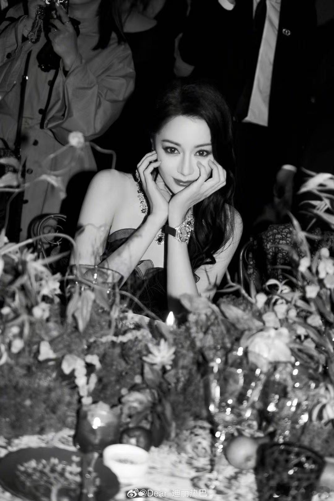 春日繁花中的迪丽热巴迪丽热巴置身春日繁花中 太喜欢迪丽热巴 ​​​