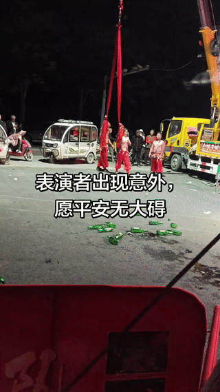 两名杂技演员在表演传统杂技“绸吊”的时候突然意外坠落事故！
女演员从高处坠下，仰