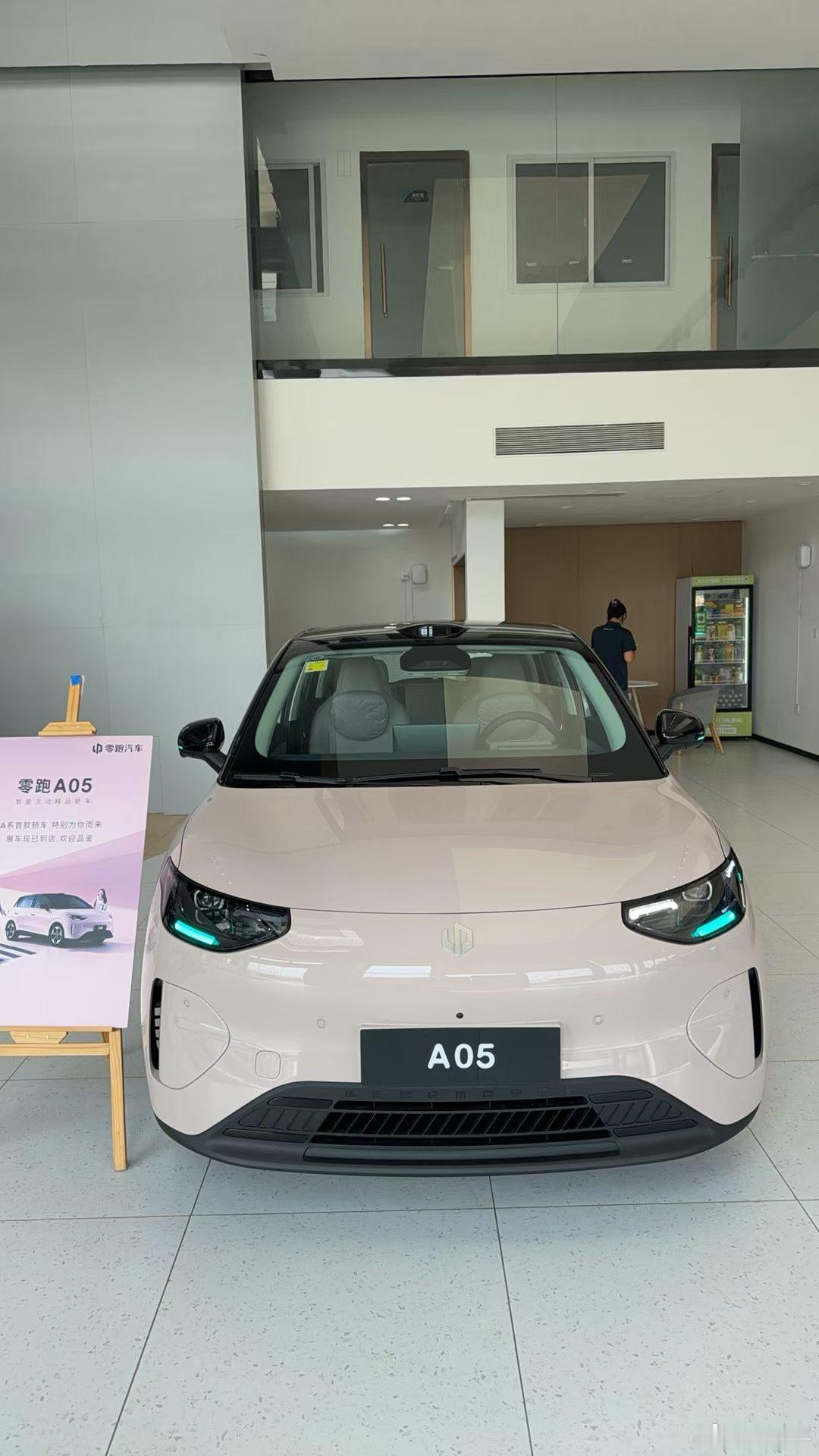 零跑A05店内实车，小车阵营又添一员猛将？感觉A10的价格就够狠了，A05打算卖