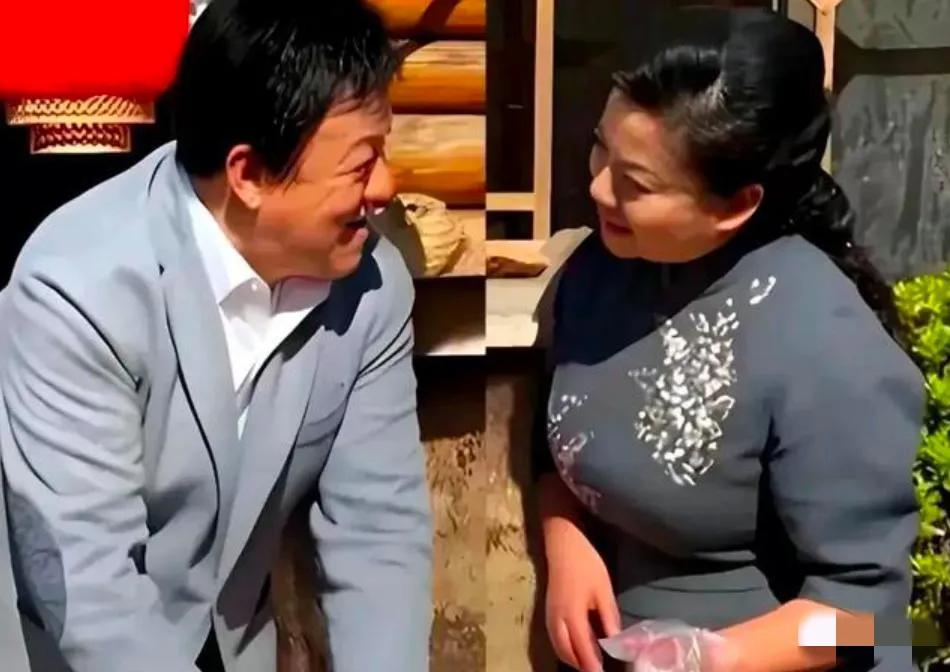 镜头中的著名歌唱家张也发质浓密，龙眉凤目，笑容和蔼，身材丰润健硕；一旁的吕继宏西
