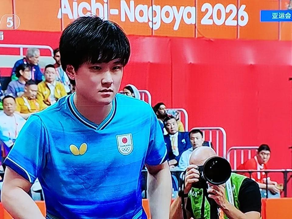亚运会乒乓球男团决赛，中国队第二个上场的是小将温瑞博，对阵日本队张本智和。
前两