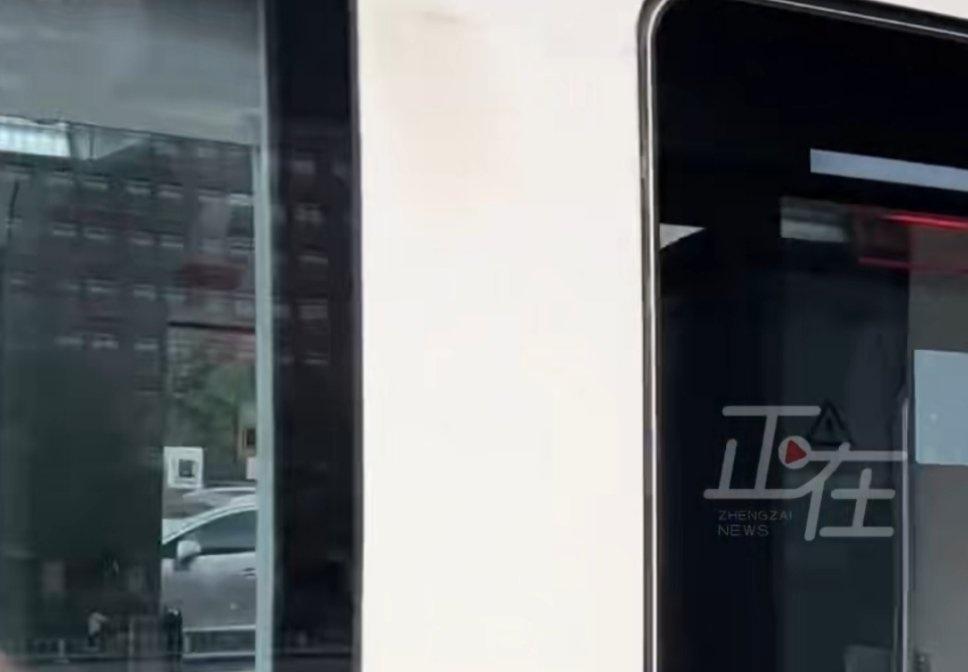 武汉有轨电车与电动车相撞4月9日武汉关山大道，光谷有轨电车与电动车相撞，电动车被