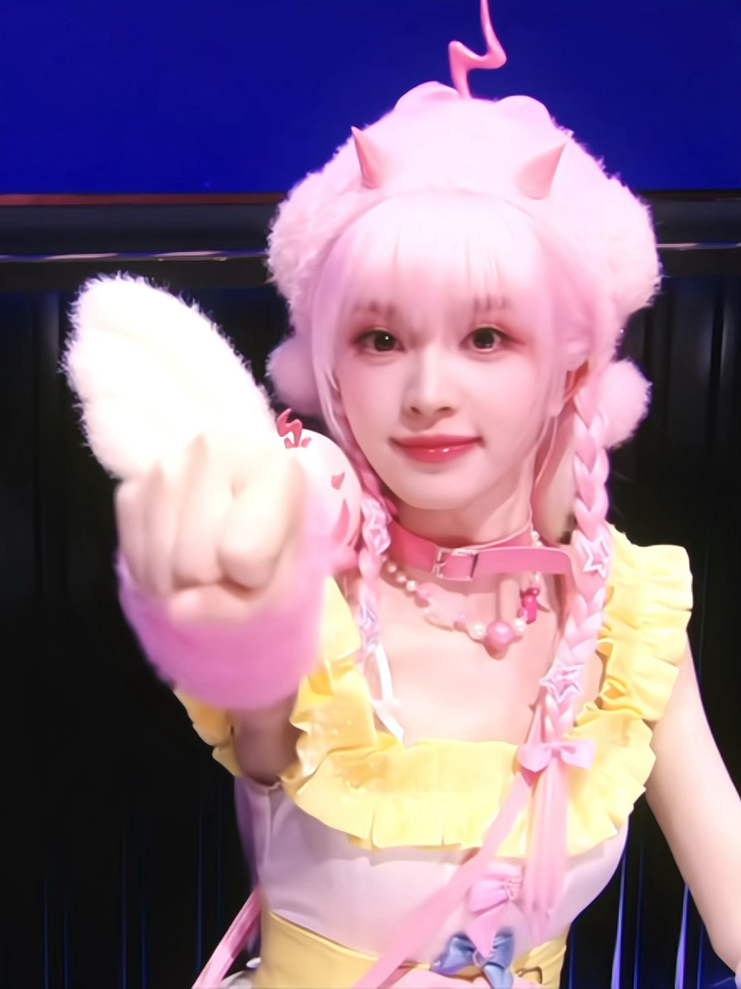 是人类就来接受这套喵喵拳萌力量出击吧 -刺激之夜cos.田曦薇开枪wink