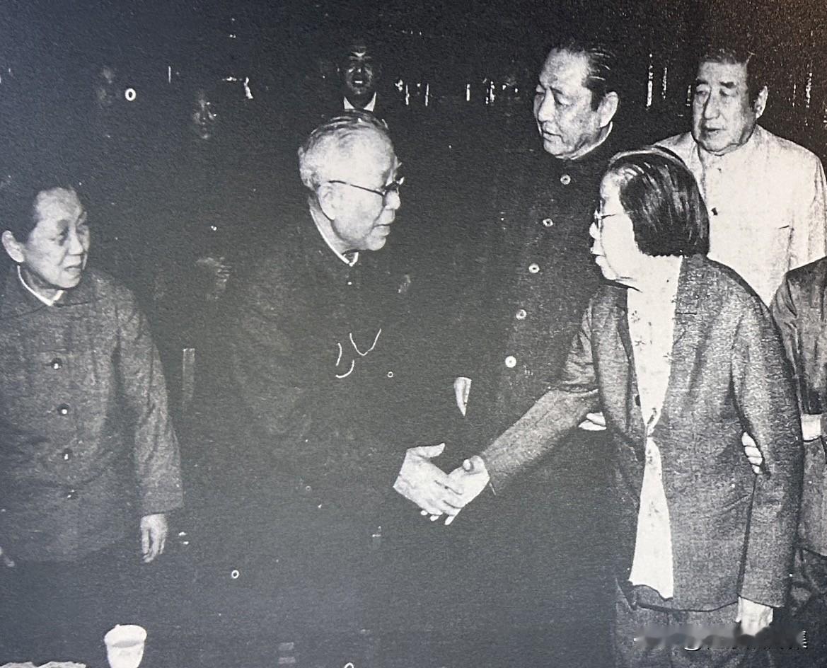 1985年4月27日，民进主要创始人马叙伦诞辰一百周年纪念大会在北京隆重举行。中