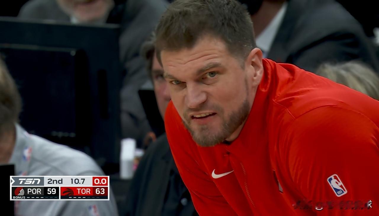 开拓者主帅斯普利特真是愁眉不展！在今天进行的开拓者和猛龙的比赛中，当时比赛进行到