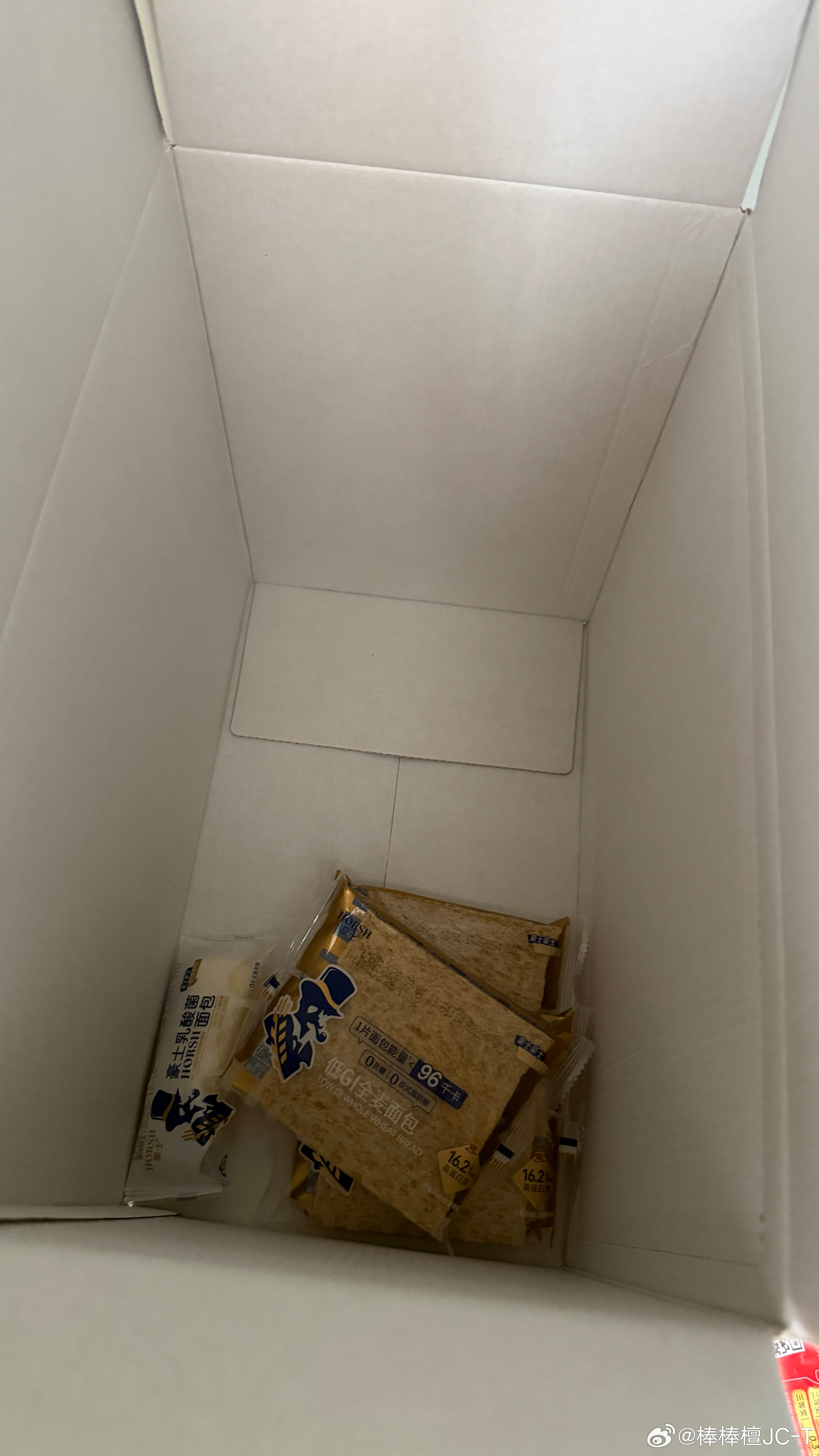 我就说买三箱真的不耽误，哥哥早上读书感觉搬走一箱面包🍞了[允悲] ​​​