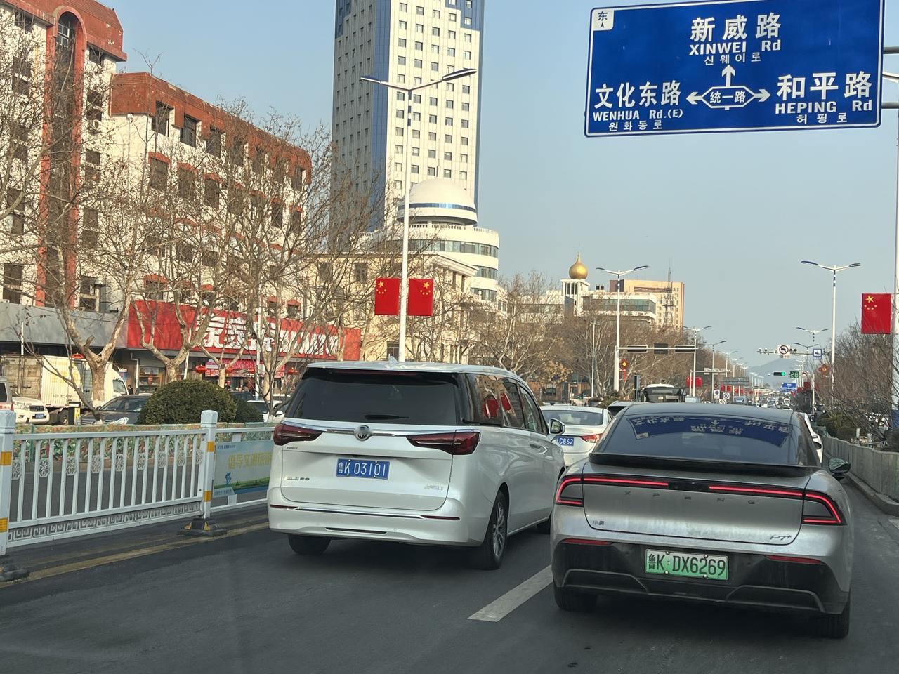 于海青：为何说这条路也是威海的风水宝地？整个一条街干净整洁，而且特别宽敞，左边就