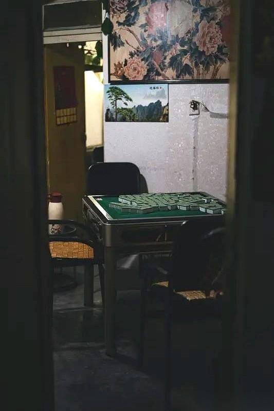 别碰！千万别碰那把椅子！
当你走进麻将馆发现爆满，正心急如焚的时候，老板或者某个