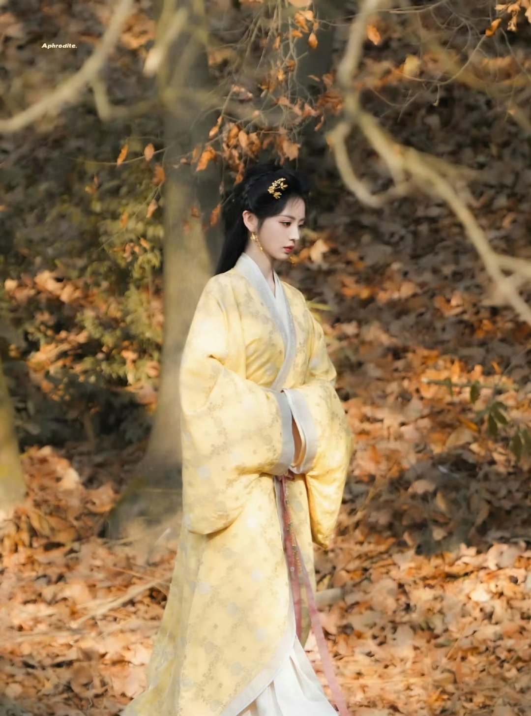 田曦薇请剧组喝咖啡奶茶吃苹果 平安夜的专属甜蜜暴击！田曦薇带着咖啡奶茶和苹果来宠