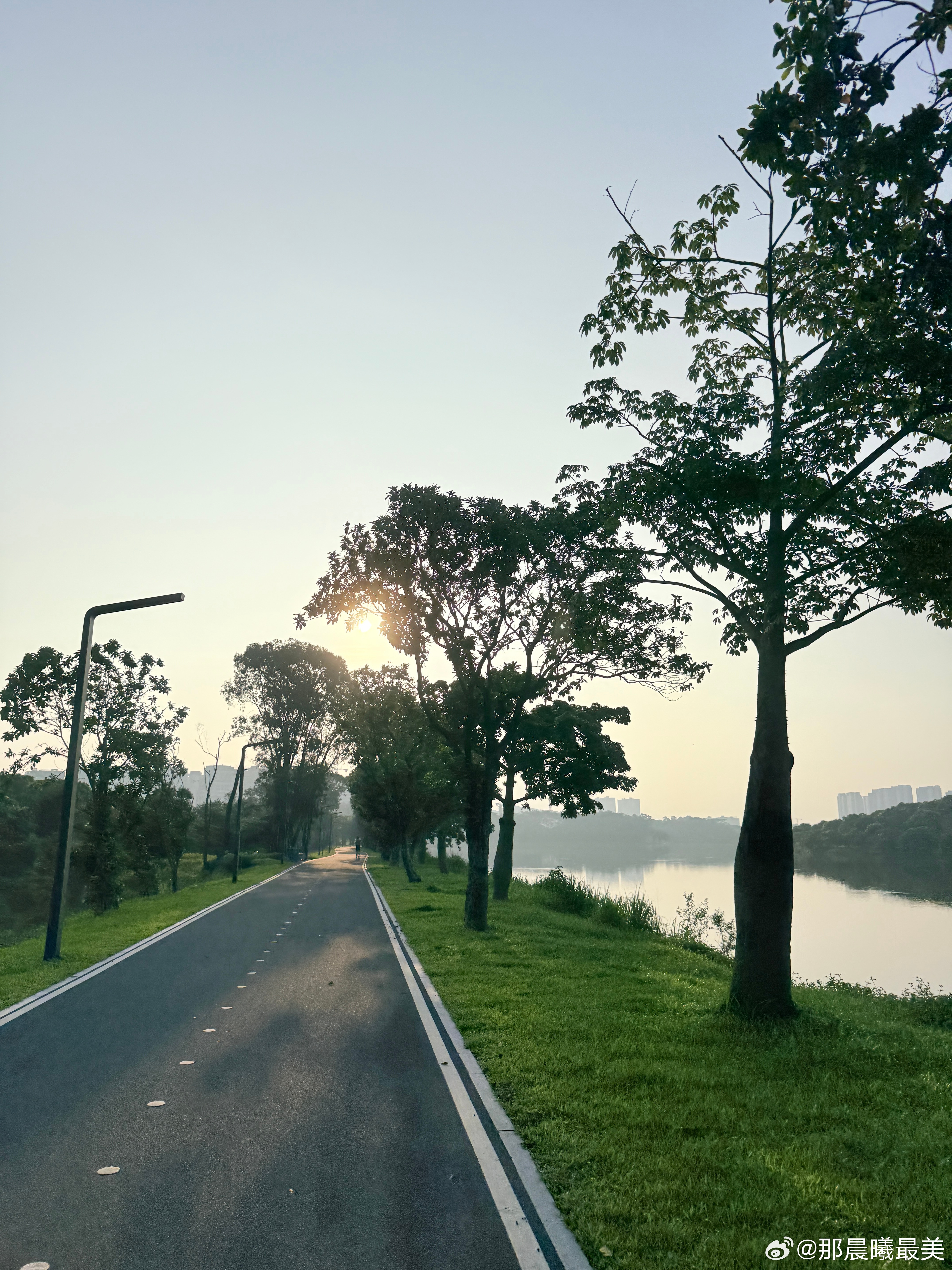 8月最后一个周末终于放晴了，环小湖一圈，11公里收工。妈妈说太阳是个宝，我也觉得