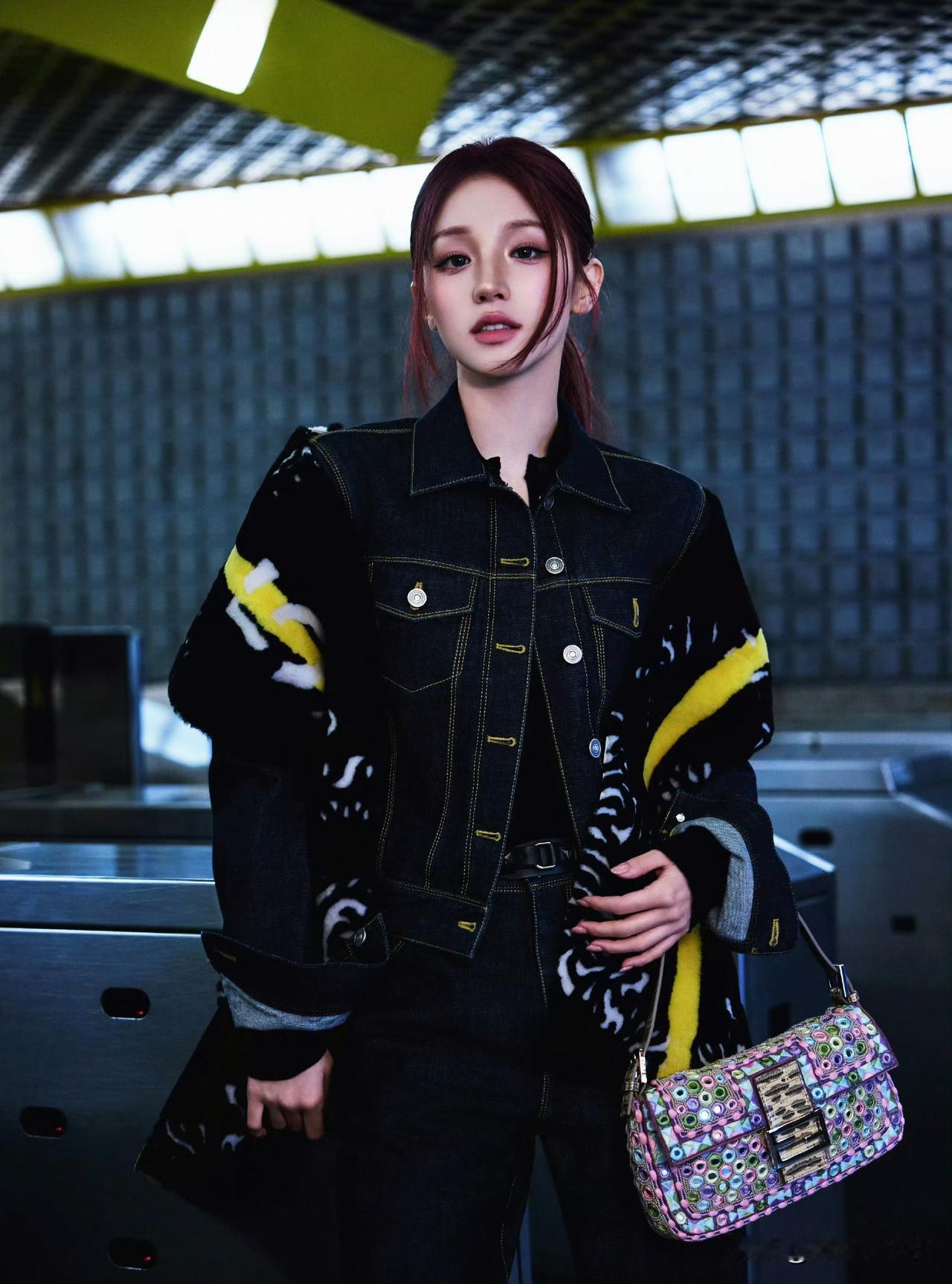 外娱资讯，宋雨琦近日出席了Fendi品牌“ 2026秋冬系列”时装秀。