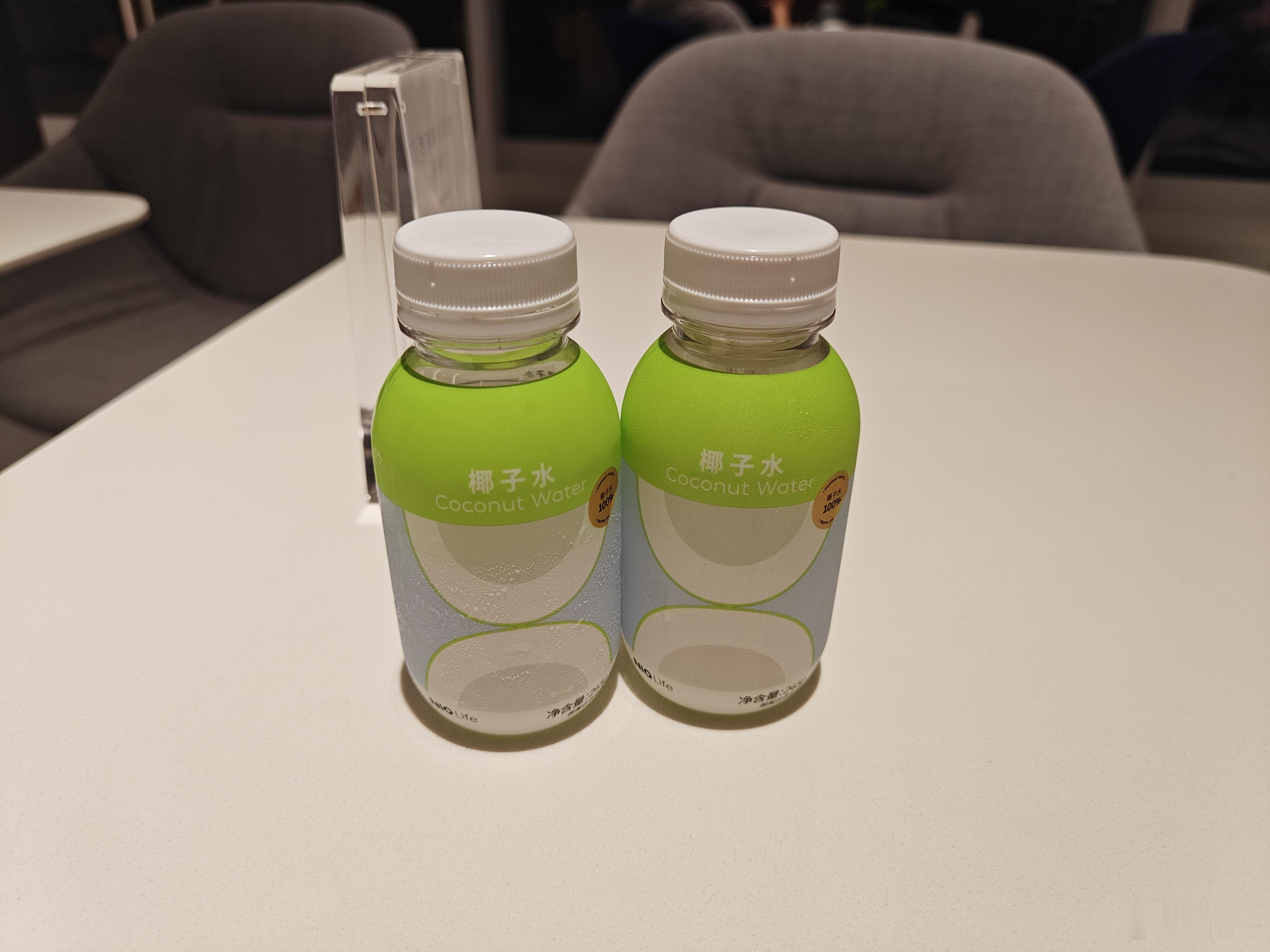 听说有些粉丝啊，每天期待着我来机场牛屋喝椰子水。那作为椰子水KOL，我得来啊，还
