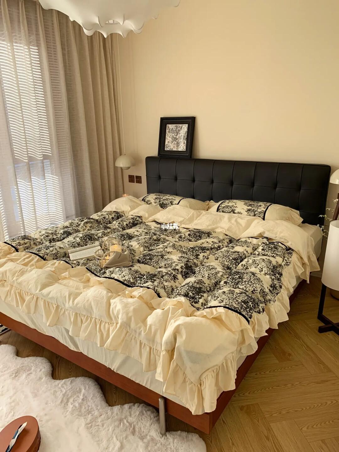 中古风卧室⚫🟤⚪黑色皮床高级感拉满～