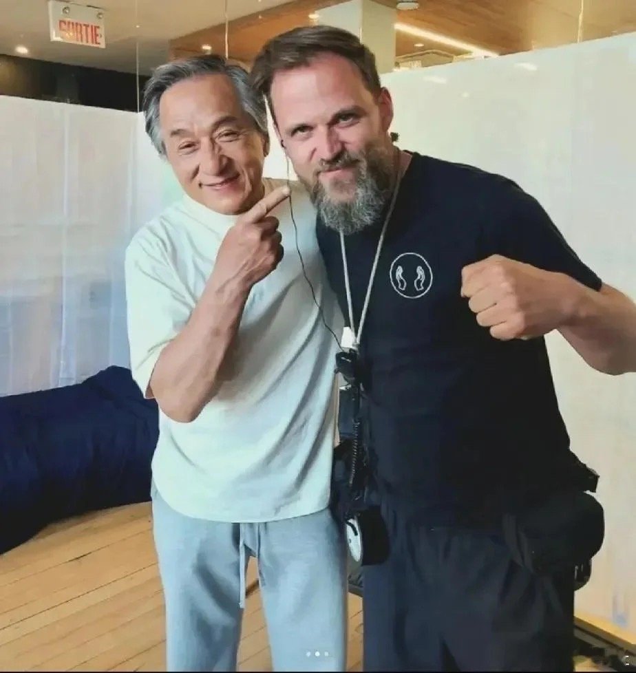 成龙这手臂双骨太明显了！这也是很多人认为他比李小龙厉害的原因之一 ​​​