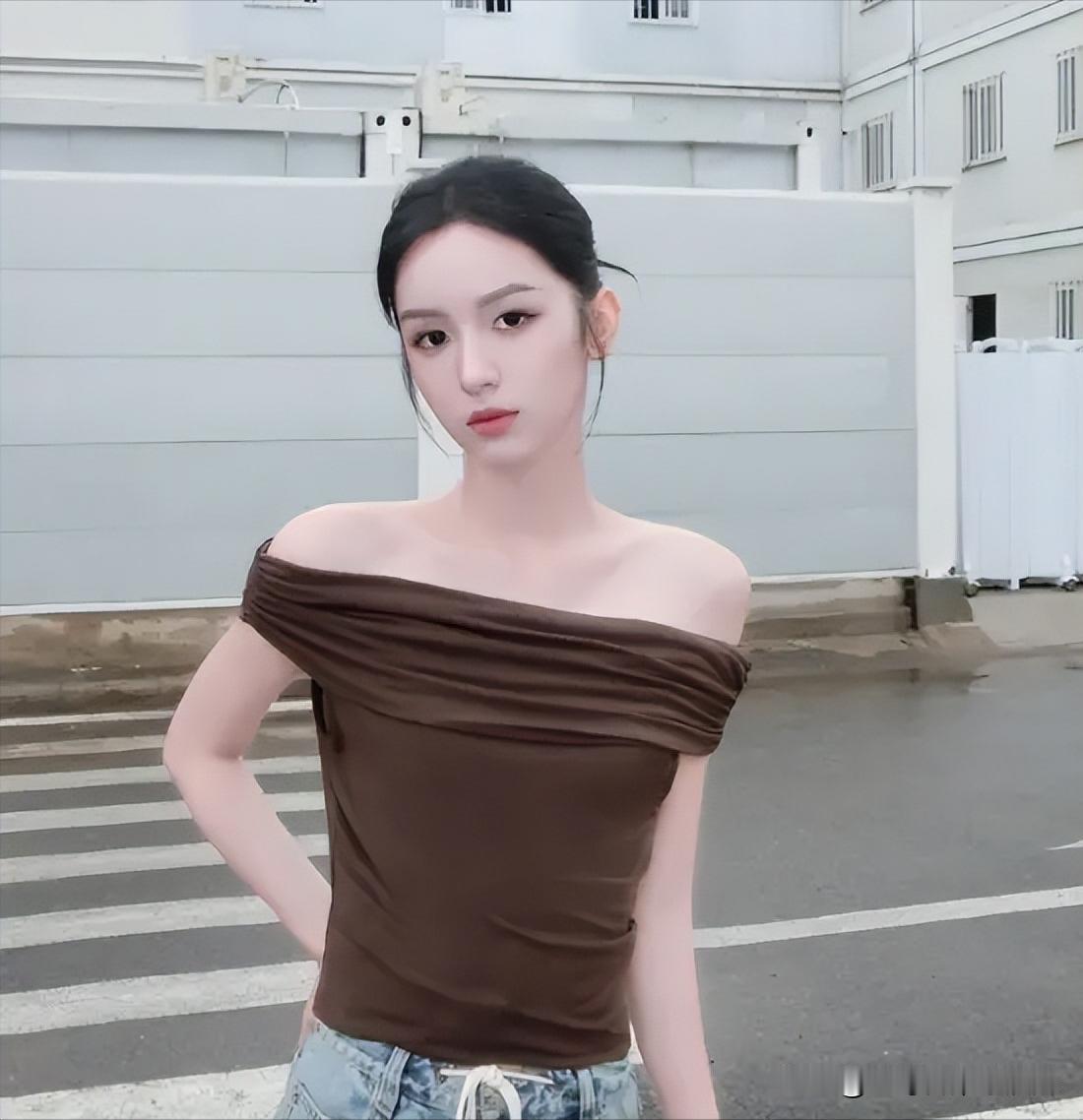 #周也恋情瓜#
只能说这种时候墙倒众人推，没出事的时候是冷脸美女，被官方内涵之后