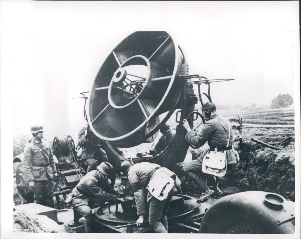 1942年，重庆，原始寻声雷达探测日军飞机的声音。