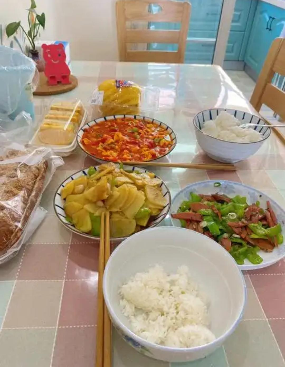 这种生活方式还是第一次

昨天十月六日，因都不上班，我们全家都睡到自然醒。

我