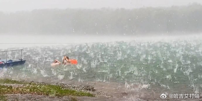 凤凰新闻【邢台突降密集冰雹，两人身处河道来不及躲避，全程被冰雹猛烈砸击】邢台突降