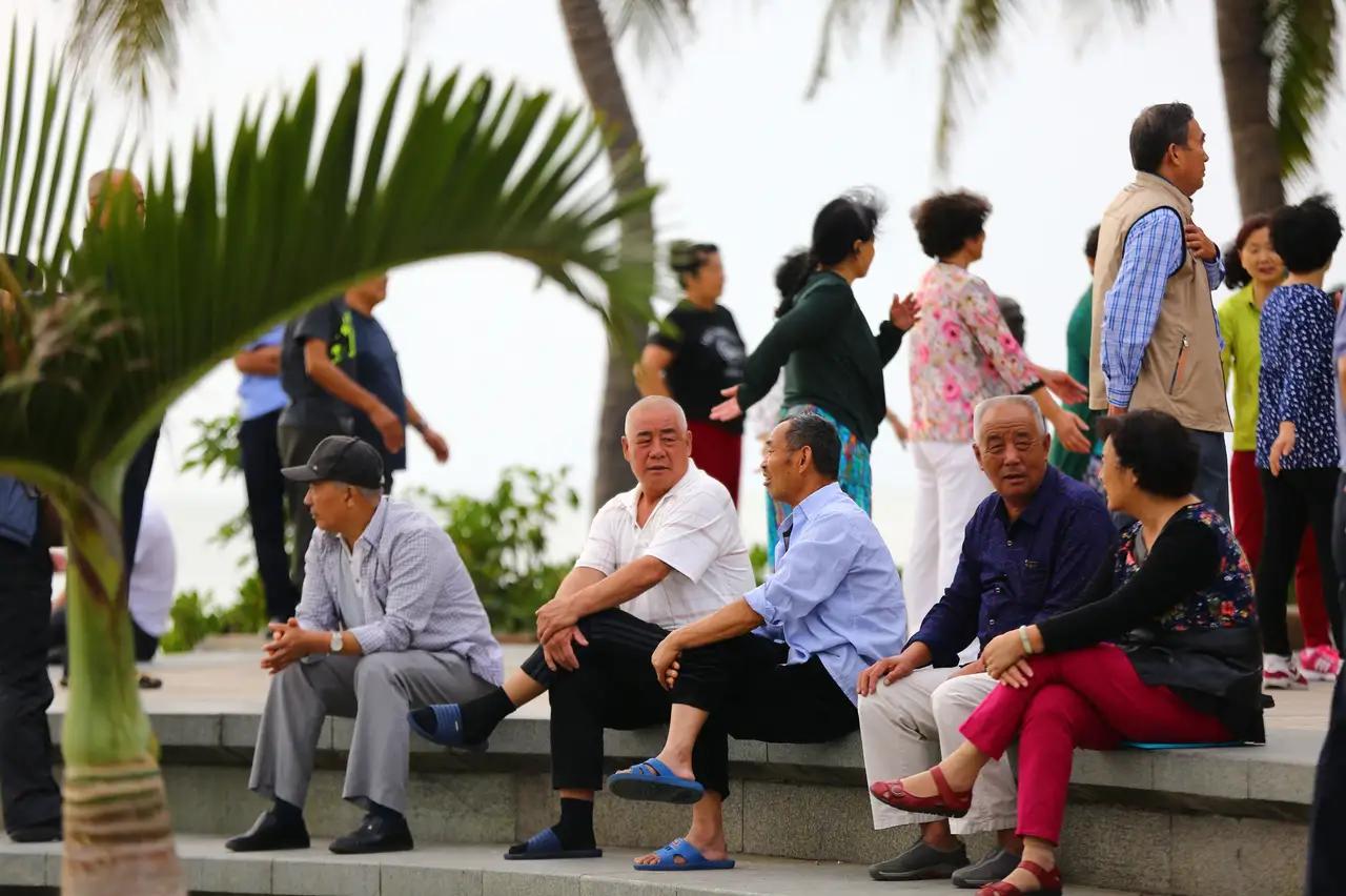 东北老人挤爆海南过冬：零下20度变20多度，到底图个啥？

每年一到十月，哈尔滨