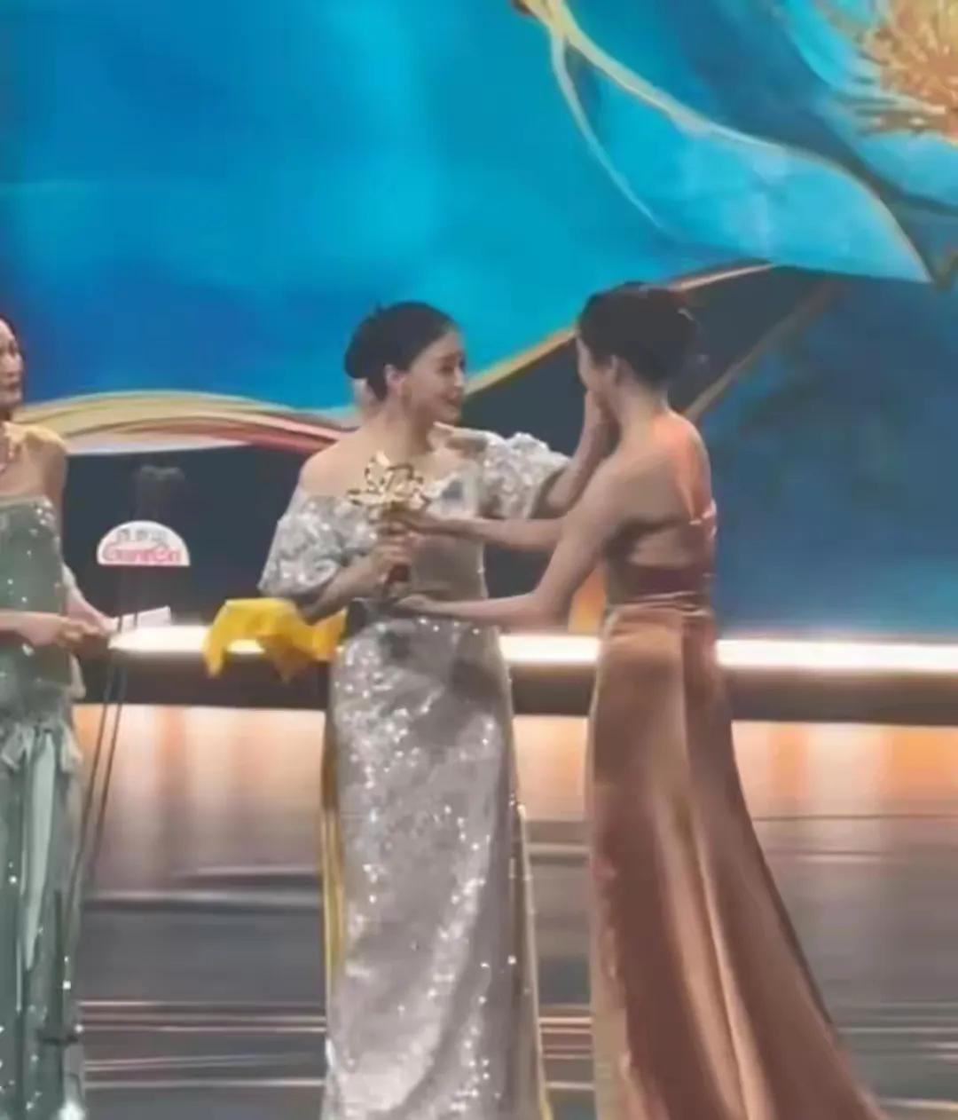 “儿媳妇”给“婆婆”颁发大奖，蒋欣美翻了！祝贺蒋欣斩获第30届白玉兰最佳女配角奖