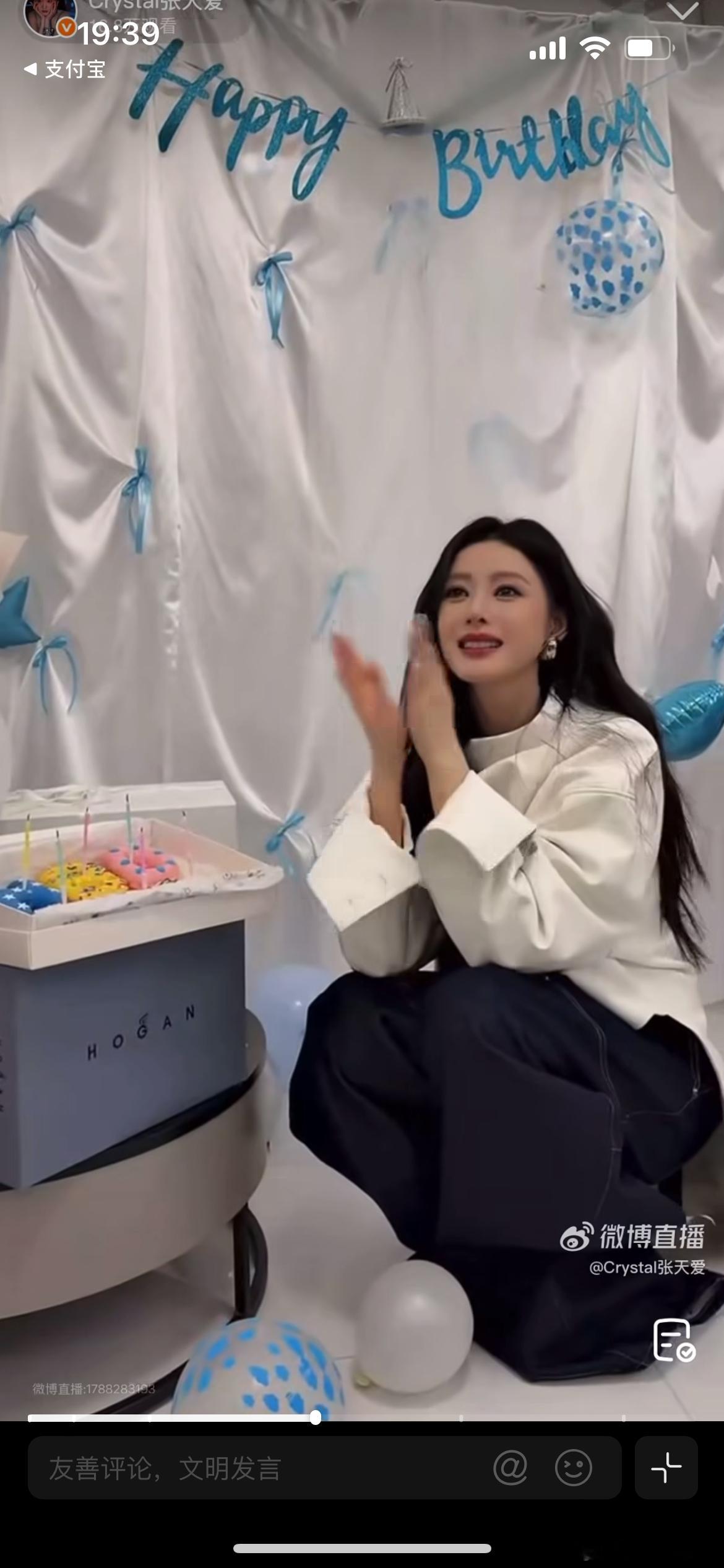 张天爱生日直播哭了，在杂志拍摄片场临时开启，张天爱原本正在工作，完全不知道团队悄