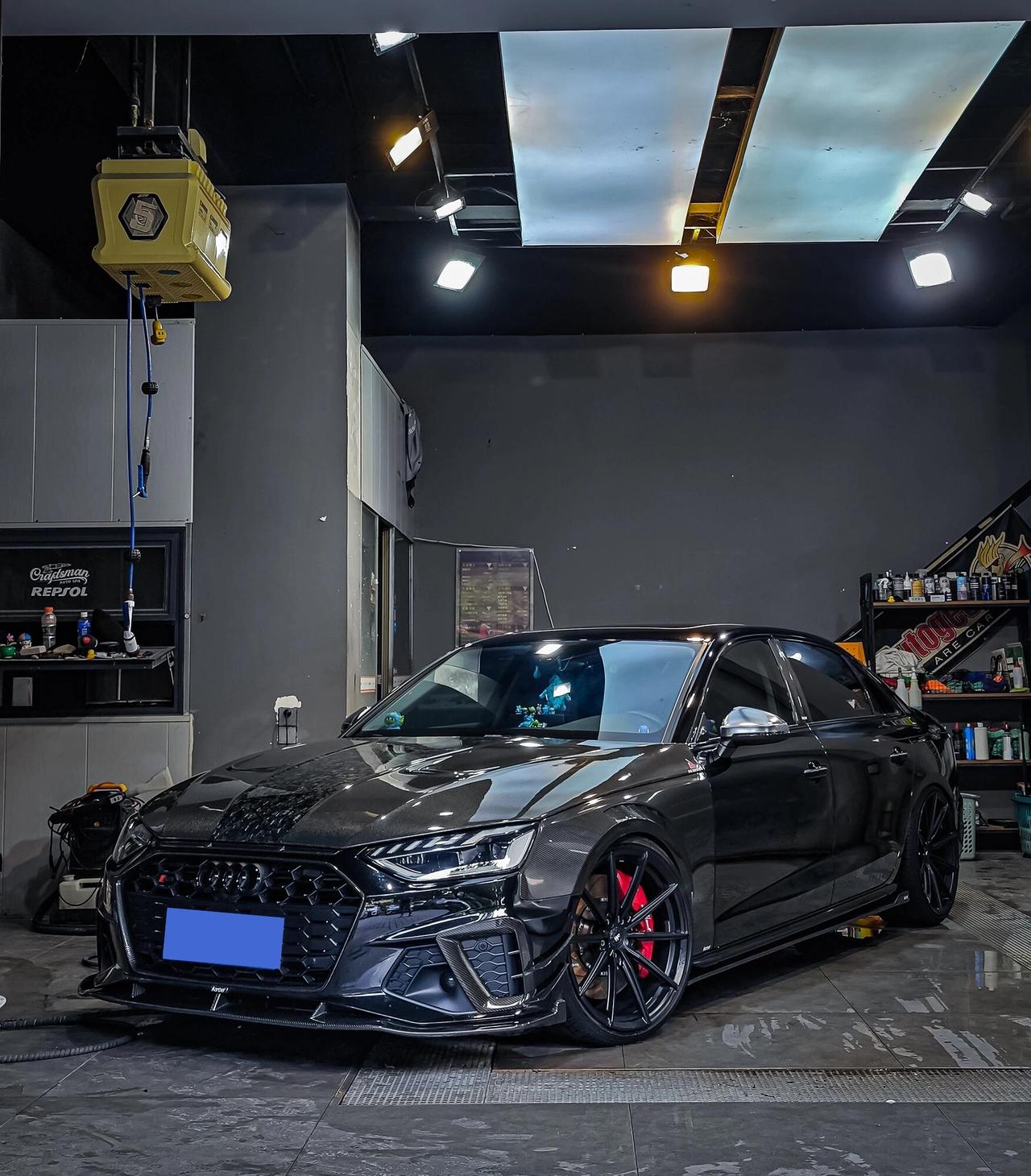 这台A4是真下本了，外观一圈碳纤维铺满，机盖、叶子板、侧裙到尾翼，细节都很带劲。