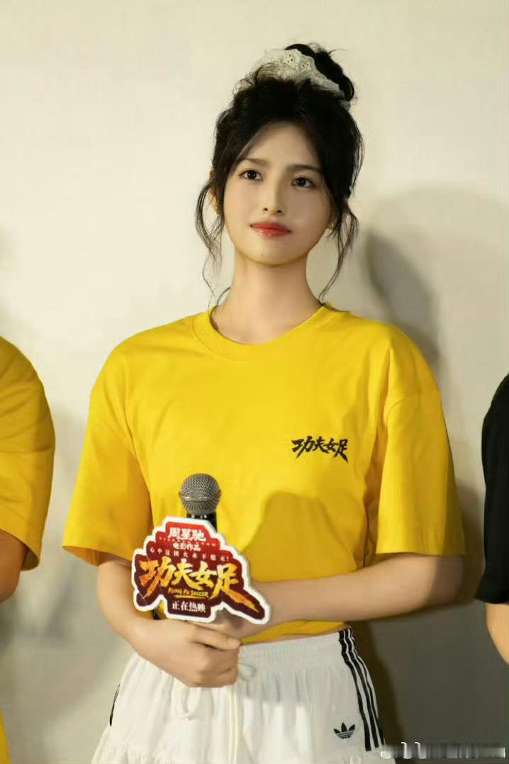 星女郎雪野新人美功夫女足扫楼 《功夫女足》扫楼之行，让更多人看到雪野清新灵动的个
