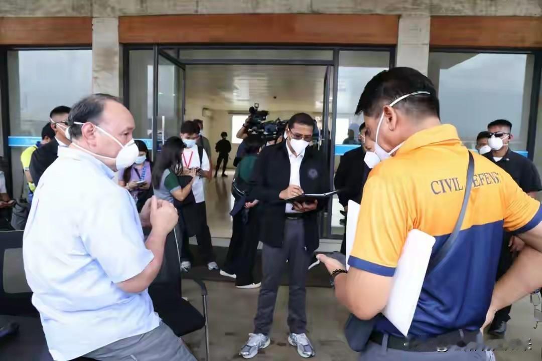 69名中国工人被菲律宾扣押，中国驻菲律宾使馆推开看守所的门

5月18日，中国驻