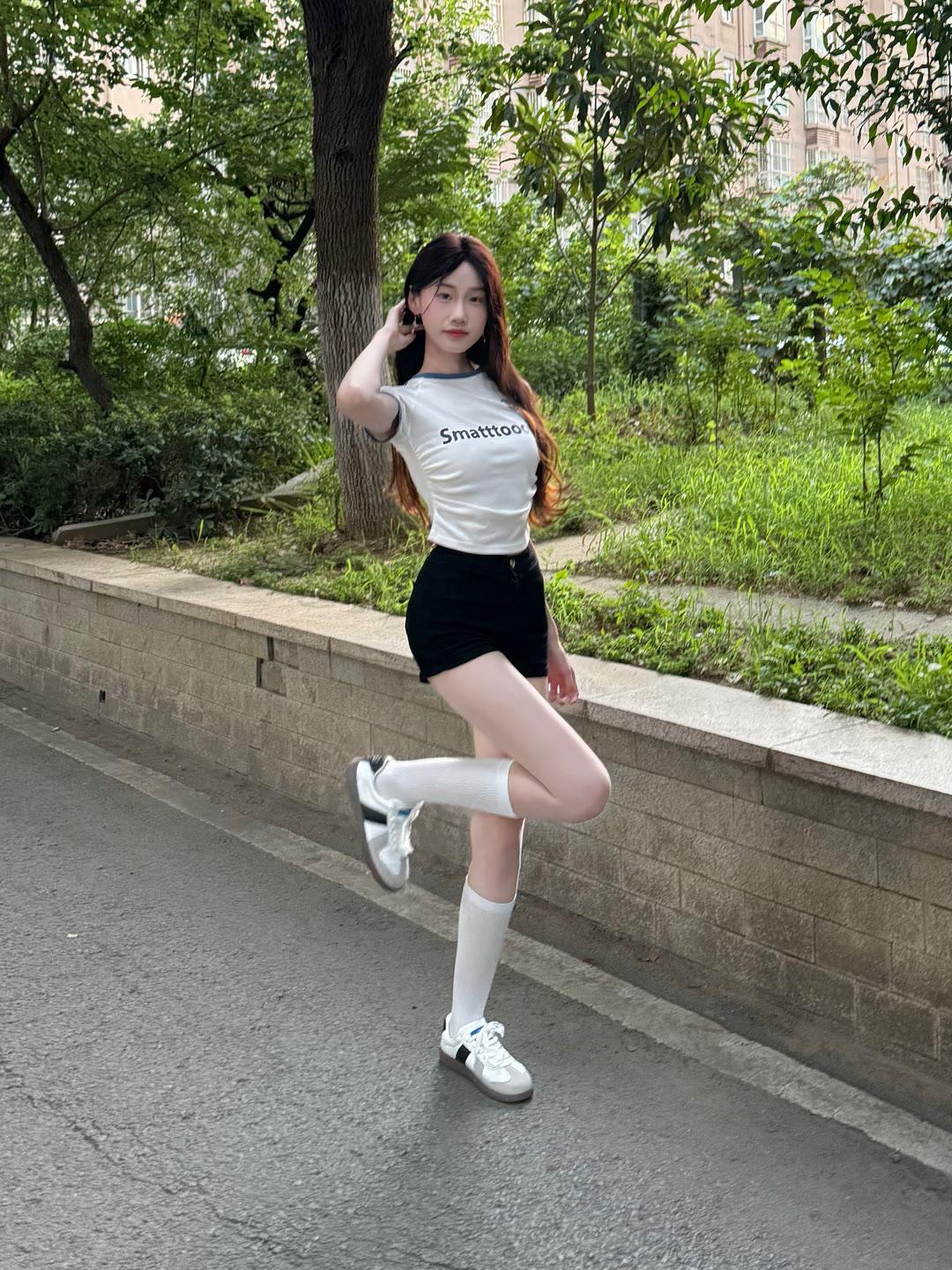 时尚穿搭探讨过膝袜简约