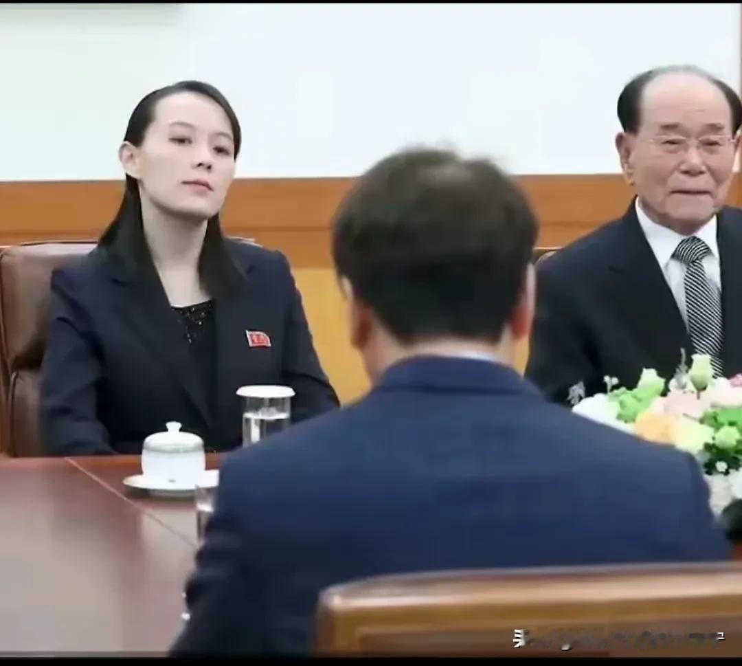 这眼神儿，七个不服，八个不愤！80后的妹妹，我就没看她笑过！