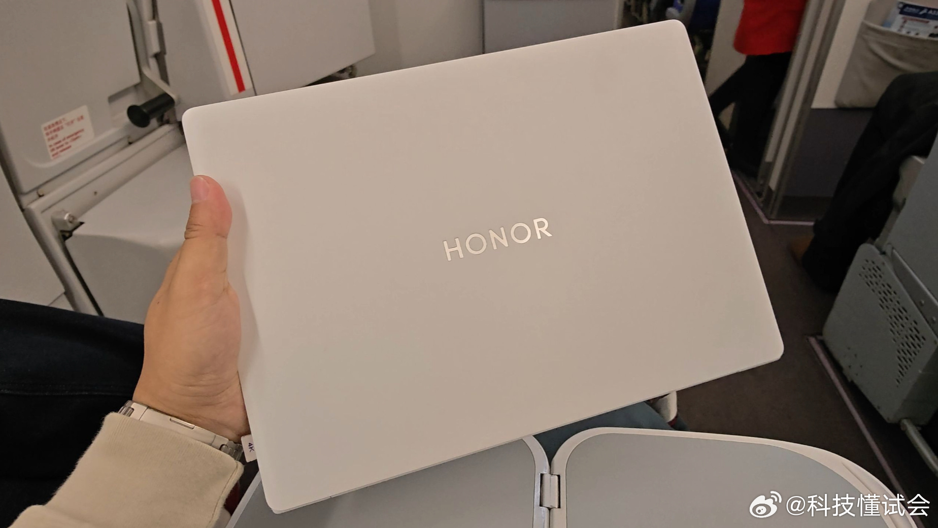 荣耀MagicBookPro14无插电13小时实测如果需要一台续航超长的笔记本，