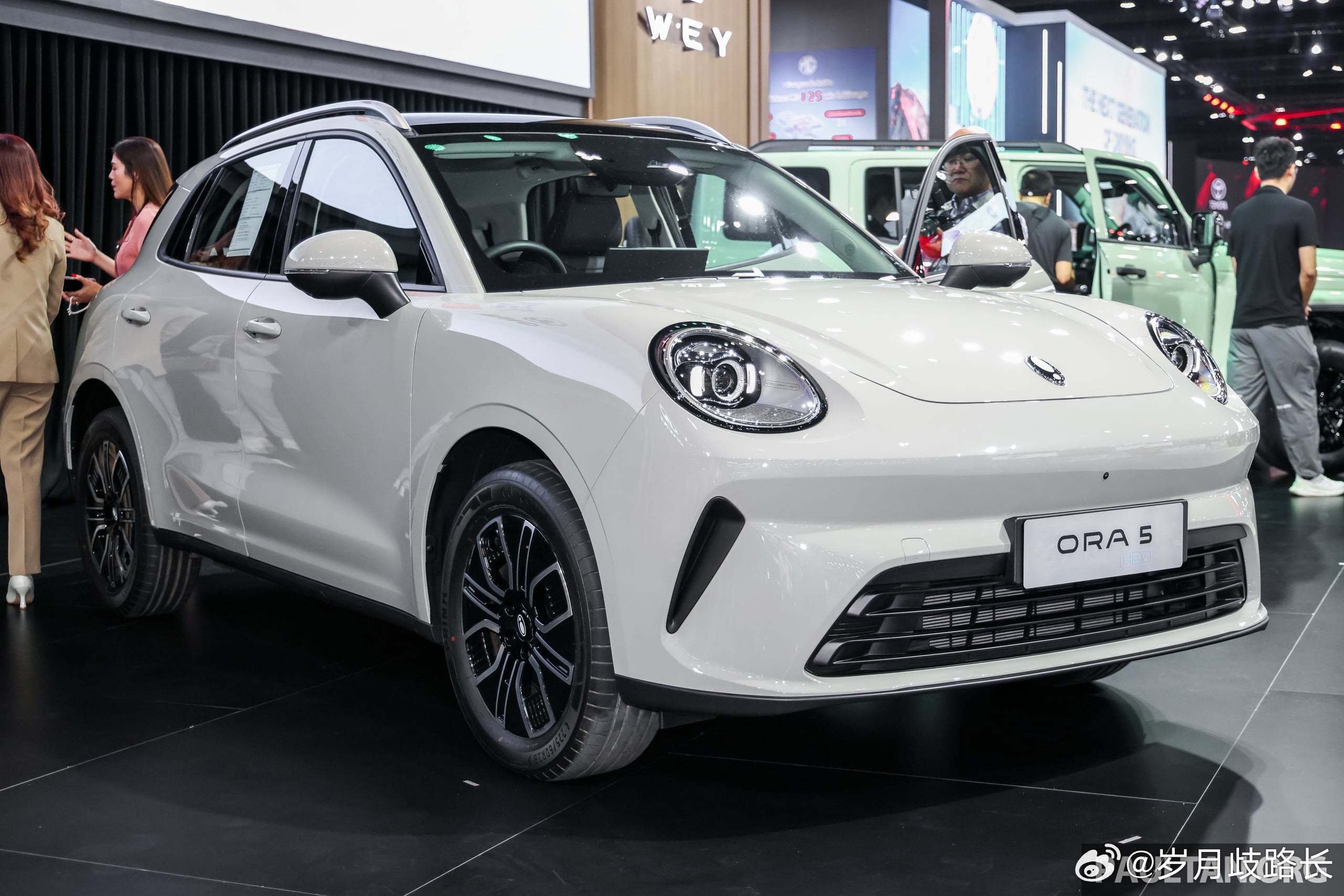 泰国GWM ORA 5 HEV机舱，进气盒下面就是2挡DHT变速箱，峰值时速18