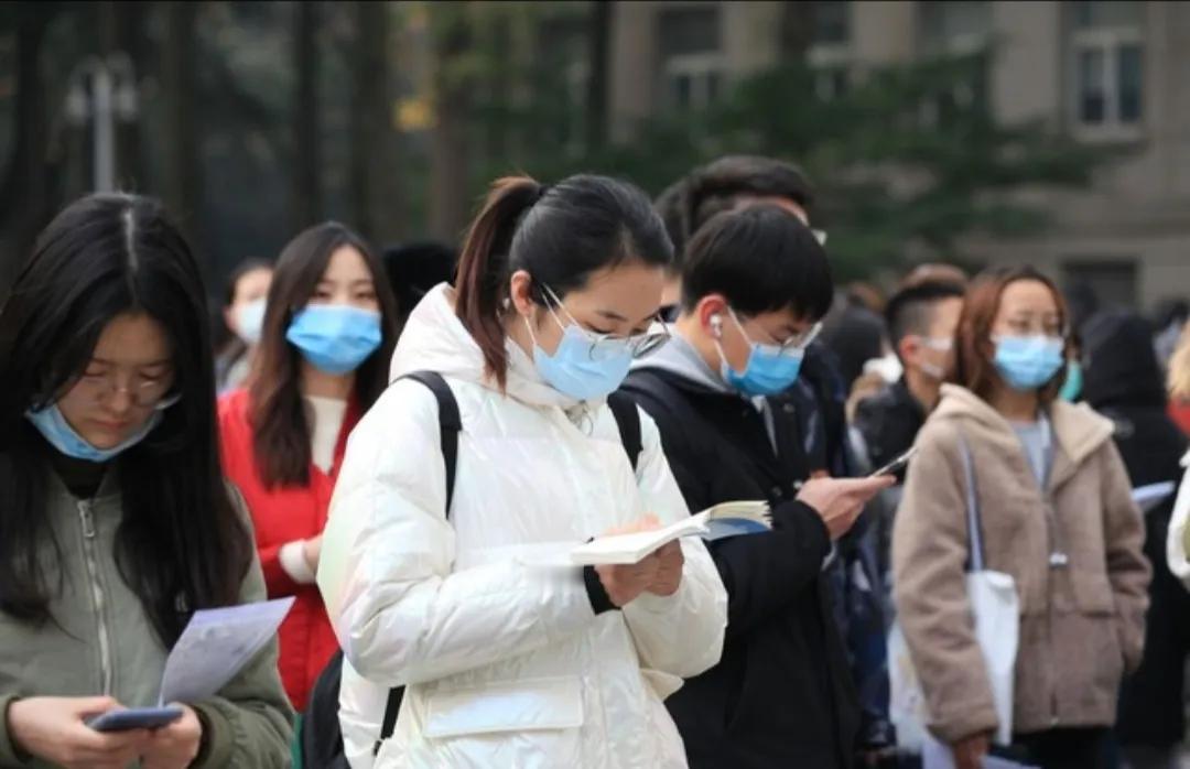 勤奋从不是盲目忙碌，而是沉下心来，把每一份精力都用在实处。当你心无旁骛钻研知识，