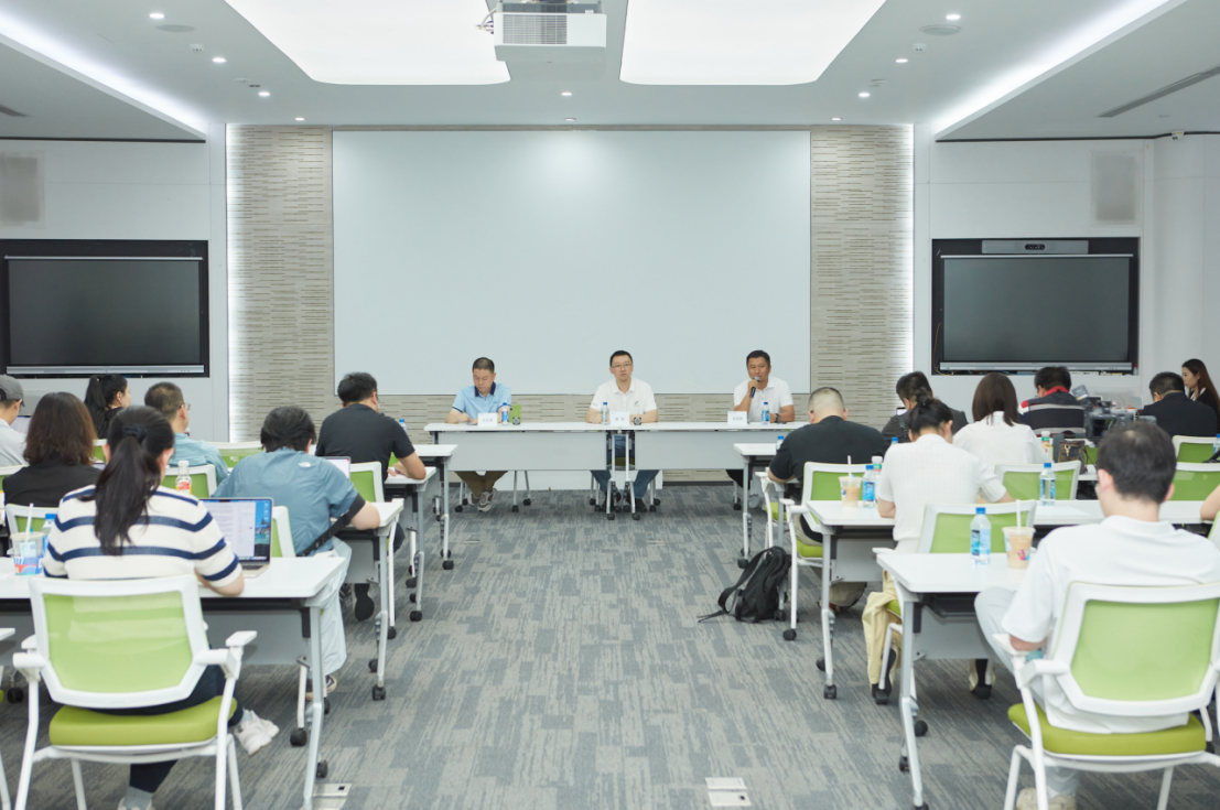 跟大家说，OPPO 精益联盟课程很有价值，依托精益体系每年压降一成制造成本，品质