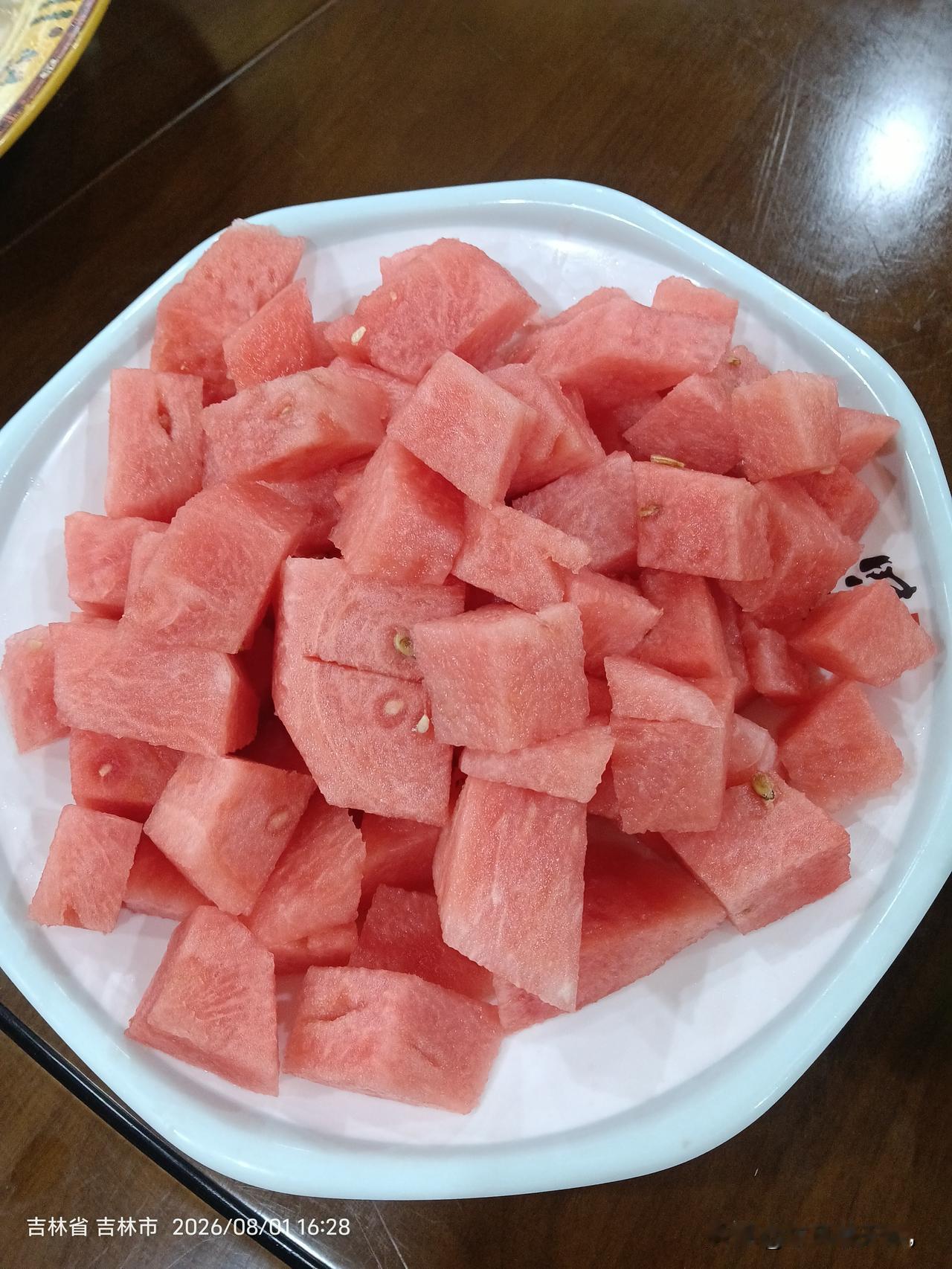 吃香瓜拉肚子
八一建军节战友们聚会，有战友顺路买了一个三十六斤的大西瓜，还买了不