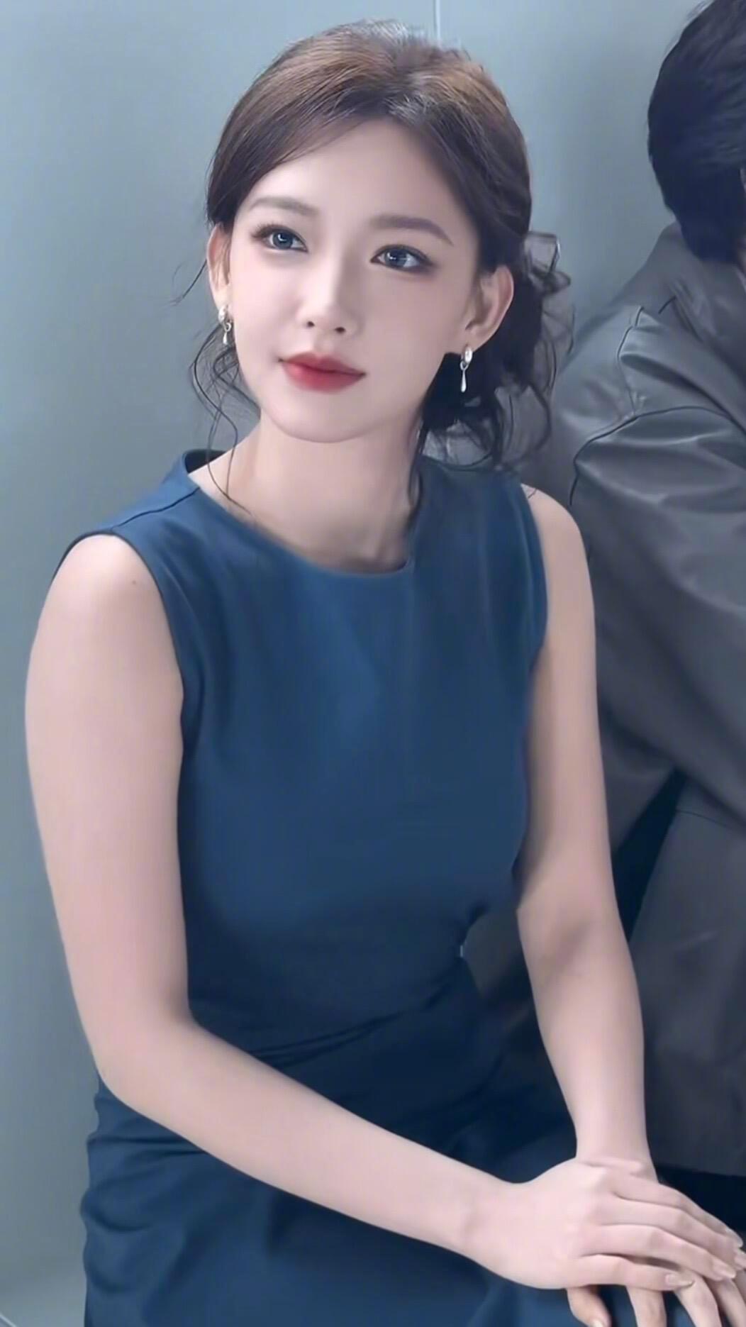 程潇首尔看秀生图 程潇首尔cos看秀生图，美成啥样了，蓝色裙子好适合，发型好温柔