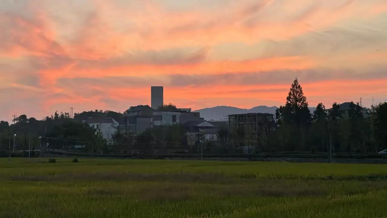 上联：月落西山大地暗，
下联：日出东海乾坤亮。

上联：月落西山大地暗，
下联：