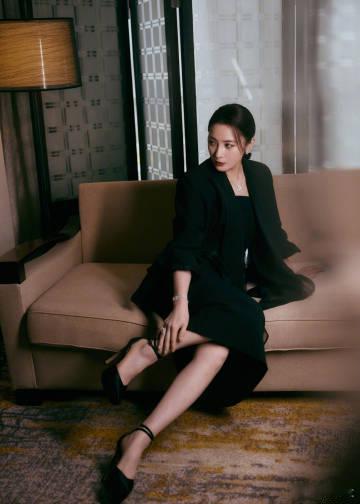 蒋勤勤贵女气质 每次看蒋勤勤都像是一次视觉盛宴。黑色西装与她独特的气场相得益彰，