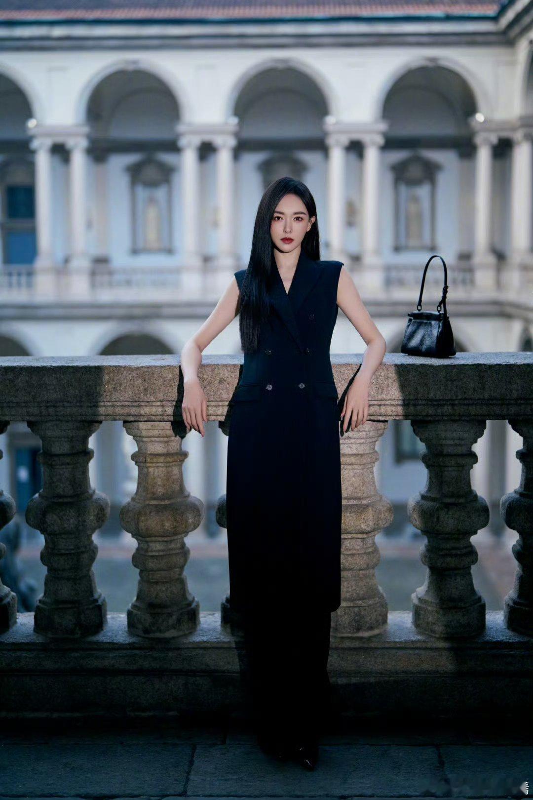 唐嫣无袖西装完全是女王大人来着！！！ 