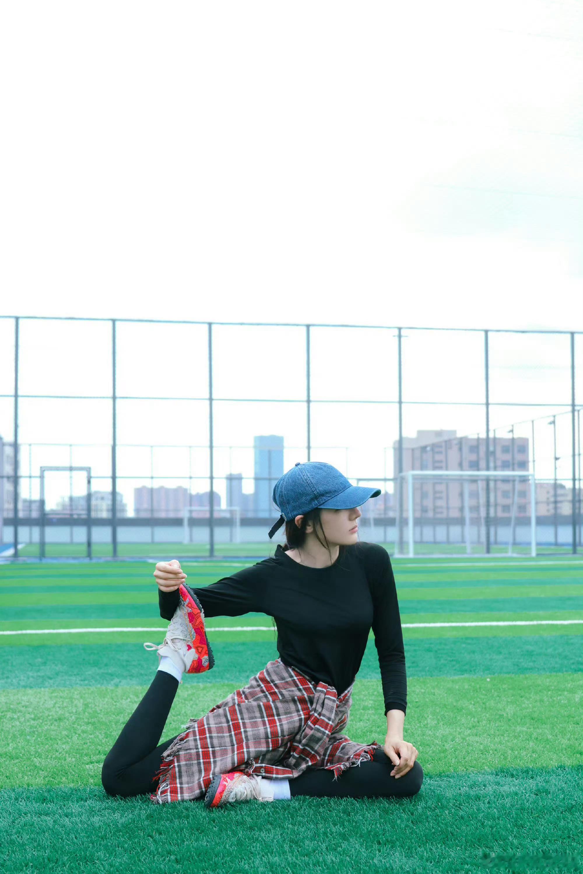 迪丽热巴的柔韧度好逆天迪丽热巴我的体育生女友 迪丽热巴大腿肌踢成巨肌了，好像在拍