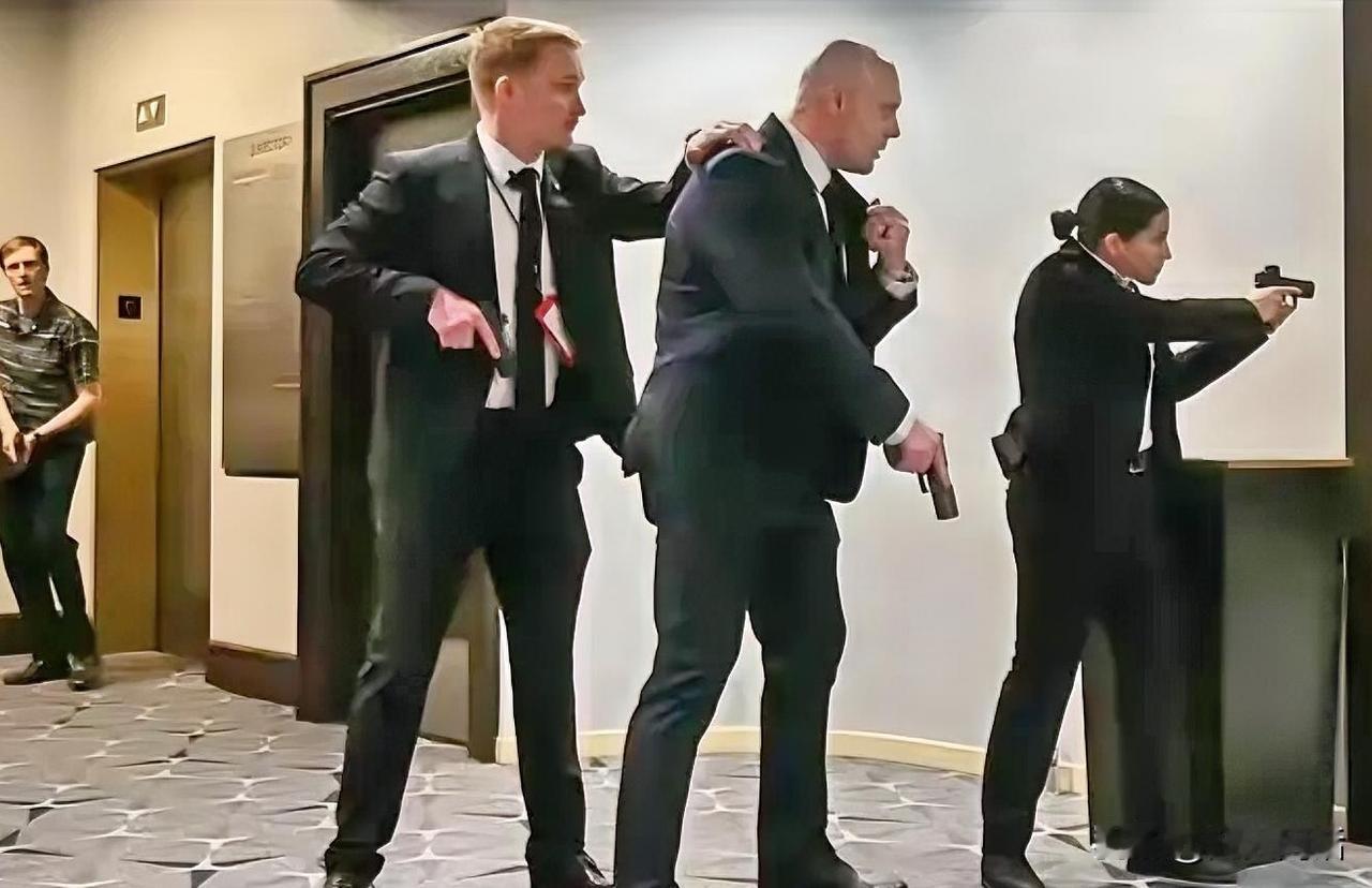 美国白宫记者晚宴上居然响枪了，特朗普紧急撤离，枪手当场身亡。

看似突发，倒也并